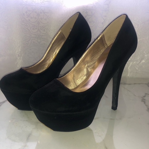Black Pumps with Gold Detailing - Picture 2 of 3